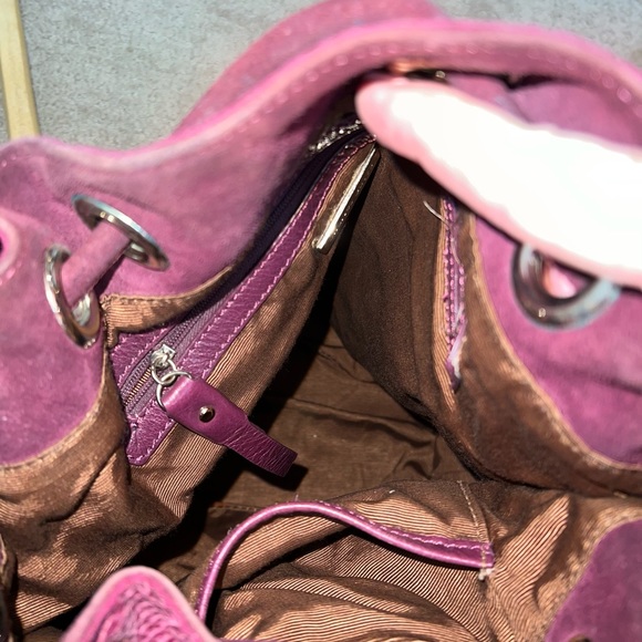 Charles David Burgundy/Purple Bucket/Hobo bag with dust cover - Picture 5 of 13